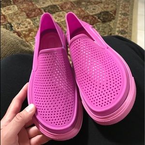Pink Crócs for big kids